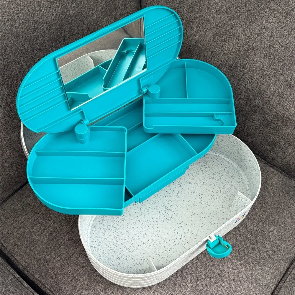 Vintage 90s large oval Caboodles makeup case